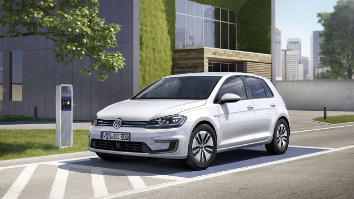 H VW αποκαλύπτει στο Los Angeles Auto Show το αναβαθμισμένο ηλεκτρικό e-Golf, στο οποίο αντικαταστάθηκαν οι μπαταρίες των 24.2 kWh, με νέες 35.8 kWh.